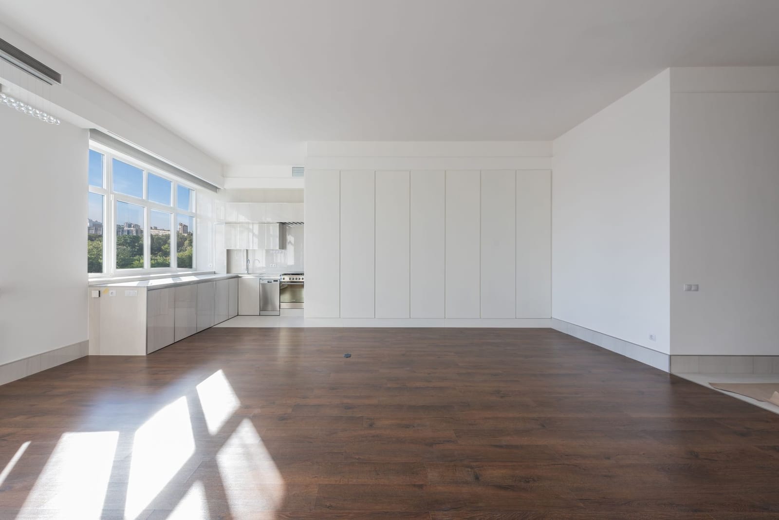 Symbolbild: leere Wohnung mit Holzboden, bereit für die Sanierung