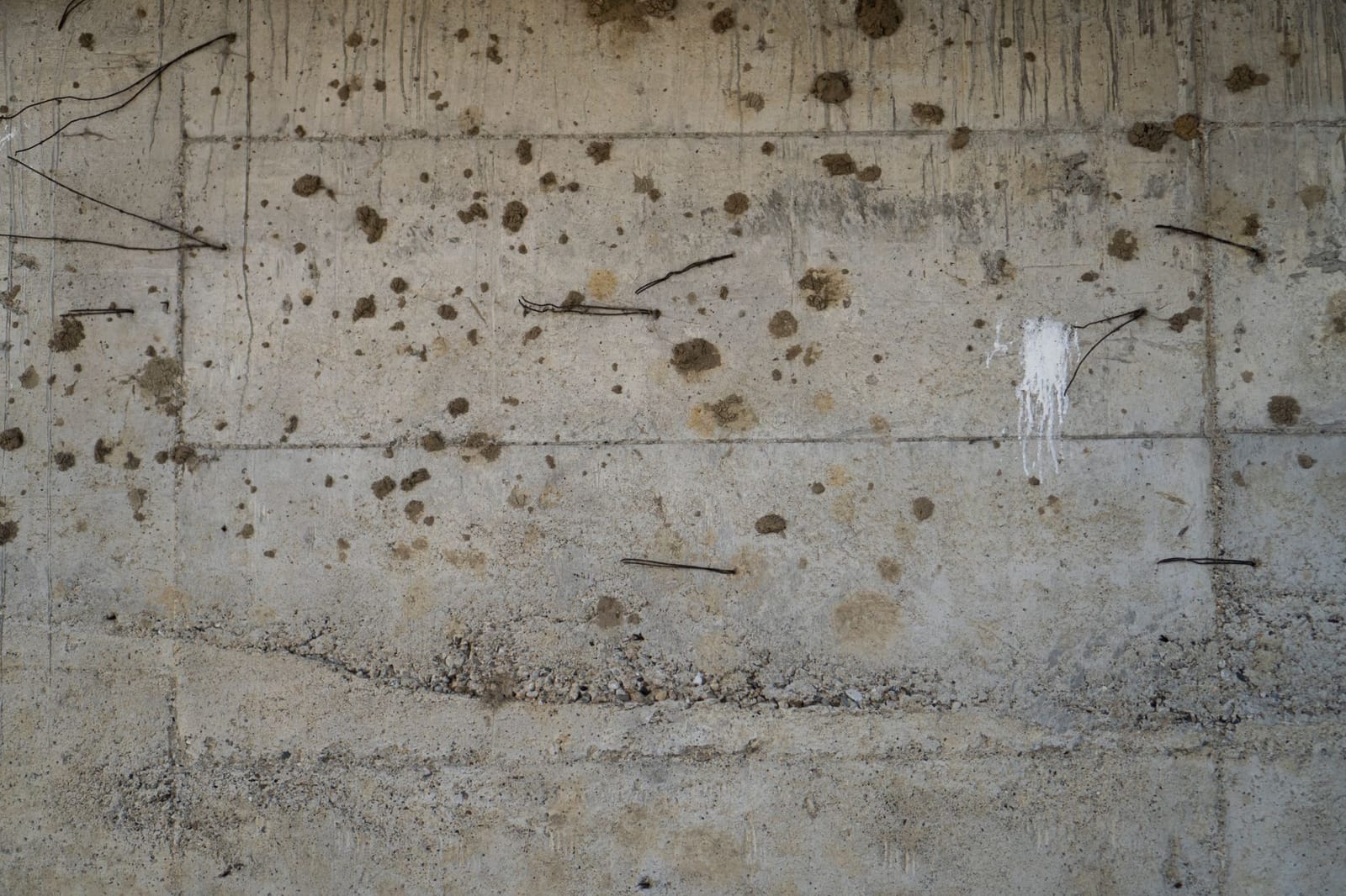 Symbolbild: massive Kellerwand aus Beton und Stein