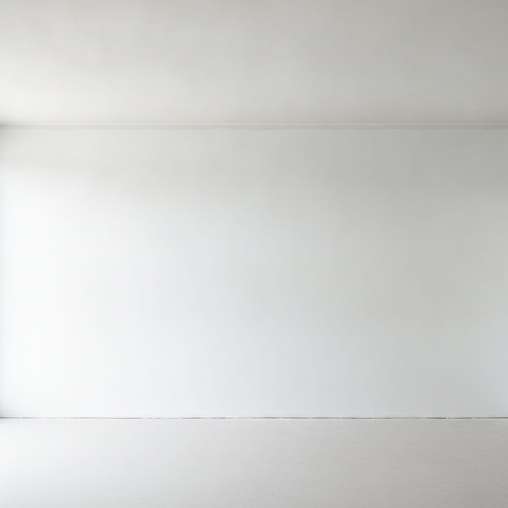 Symbolbild: frisch gestrichene weiße Wand mit sauberer Kante